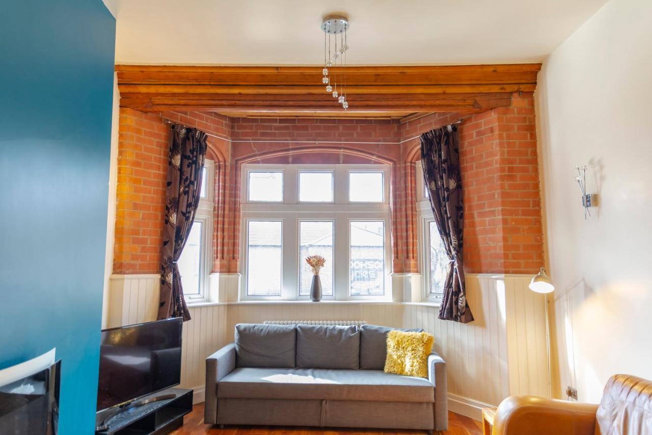 Apartment No 1 - The Old Red King Pub, Whitefield, Манчестър Екстериор снимка
